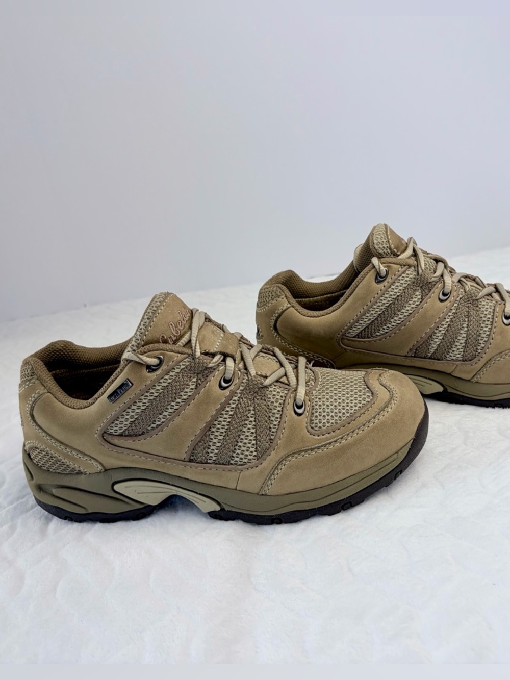 Cabela's Dry Plus tan hiking sneakers Women’s Size 7 waterproof leather